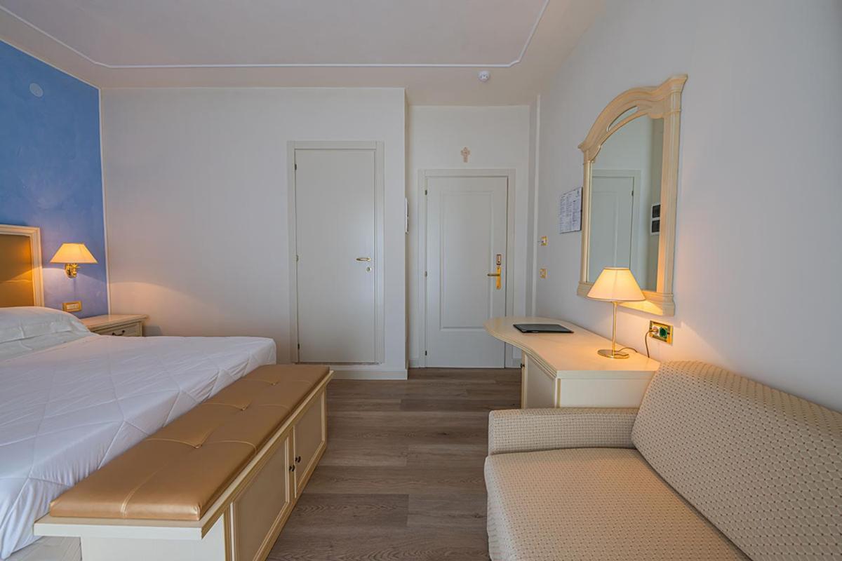 Hotel Ca' D'Oro Tre Stelle Superior Adults Only Bibione Exterior photo